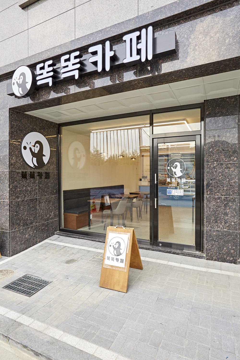 简约时尚的 14 平米咖啡厅设计-10