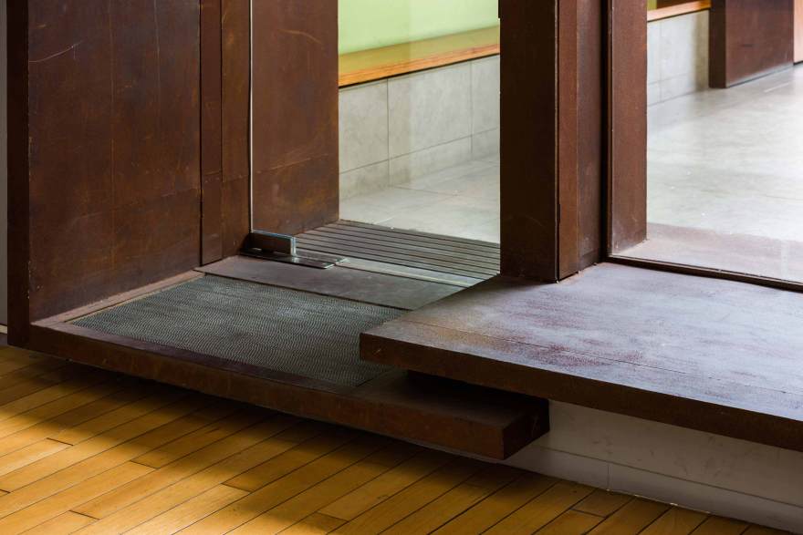 嵌入历史的临时艺术空间-20