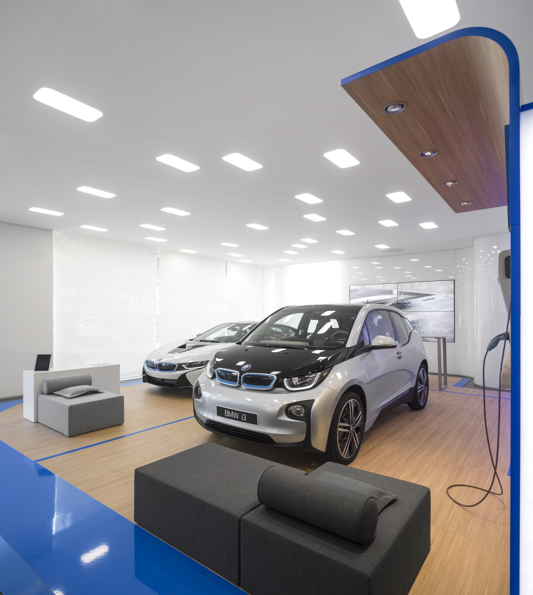 BMW i City Sales Outlet · 神秘动感白膜展示空间-21