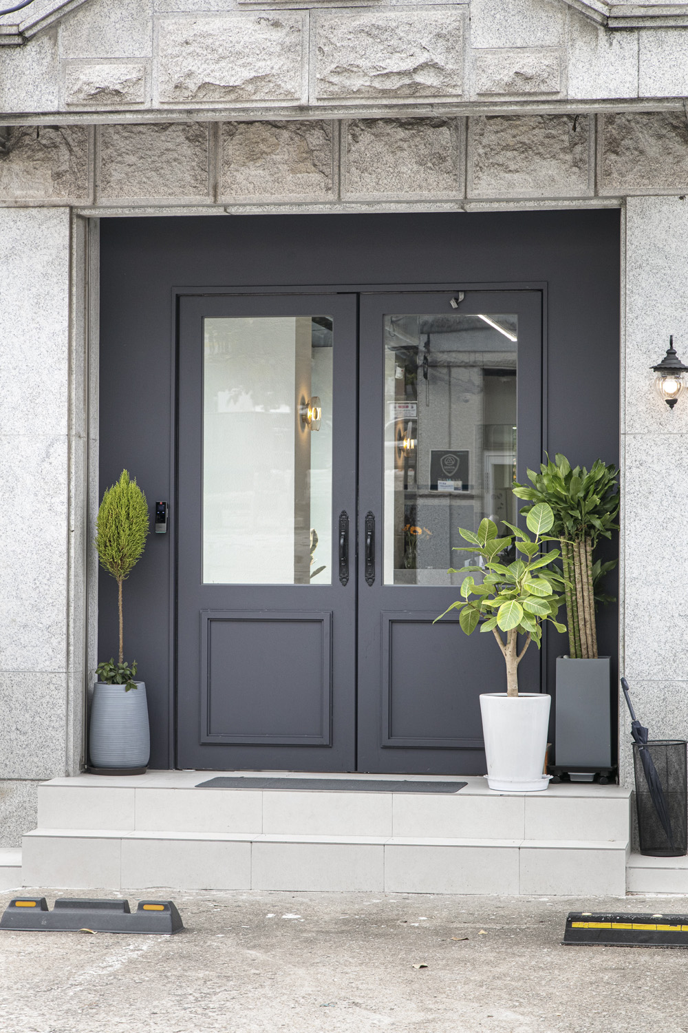 首尔 50 平小空间打造出的工业风咖啡厅-18