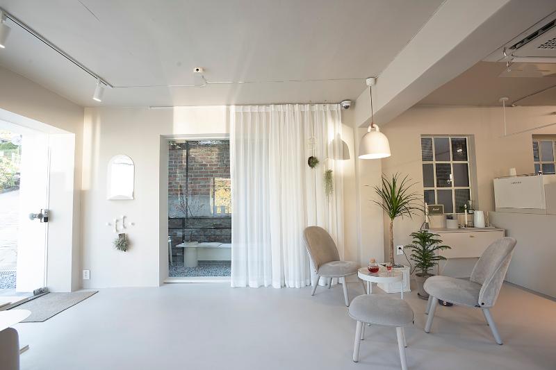 25 坪高级现代咖啡厅设计案例-7