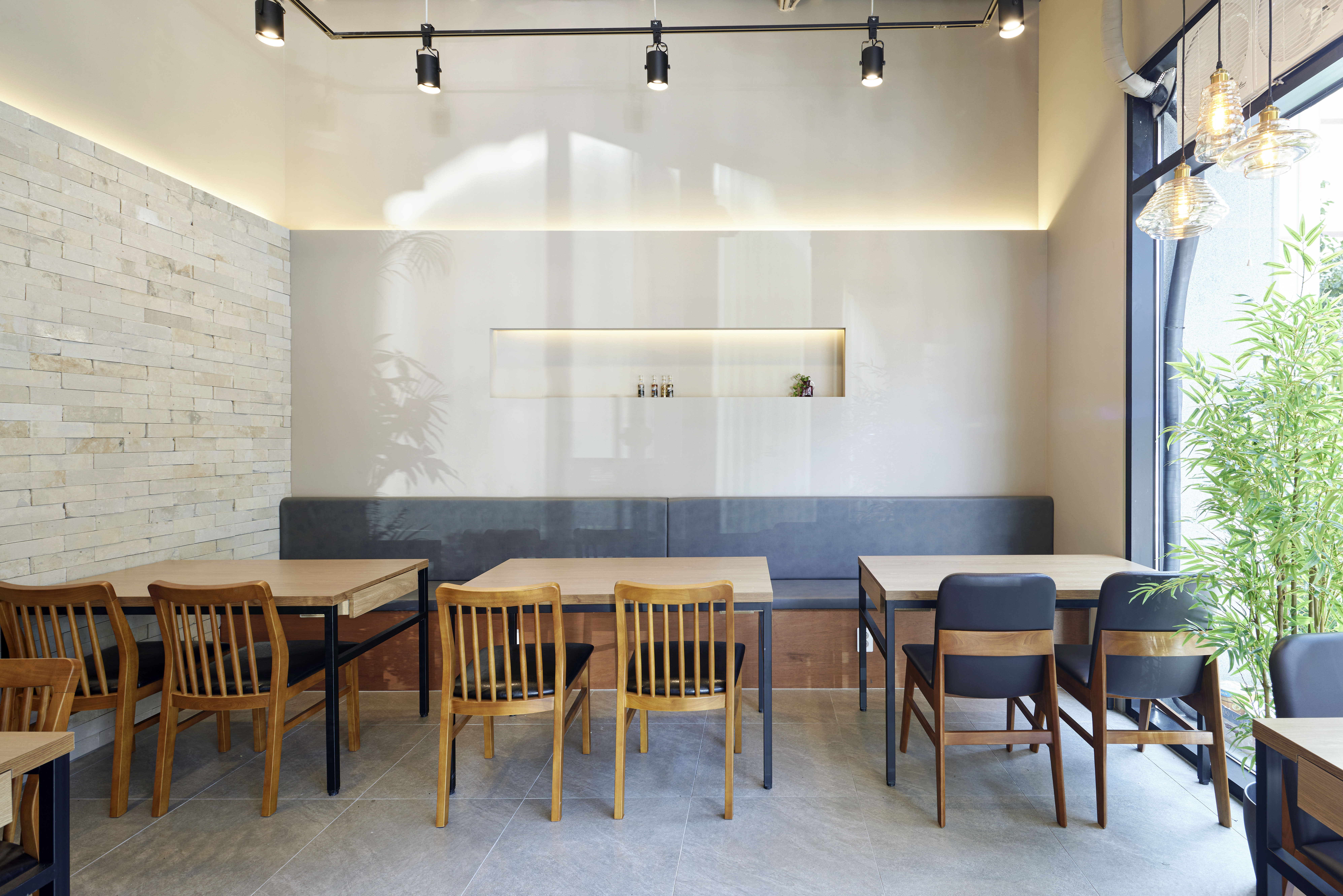 极简主义的雅致空间 | 某知名设计师的 20 平米肉铺设计-4