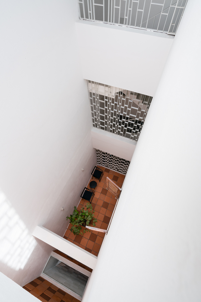 ZAKK ANDS HOUSE 透明金属边界与自然光影的完美融合-43