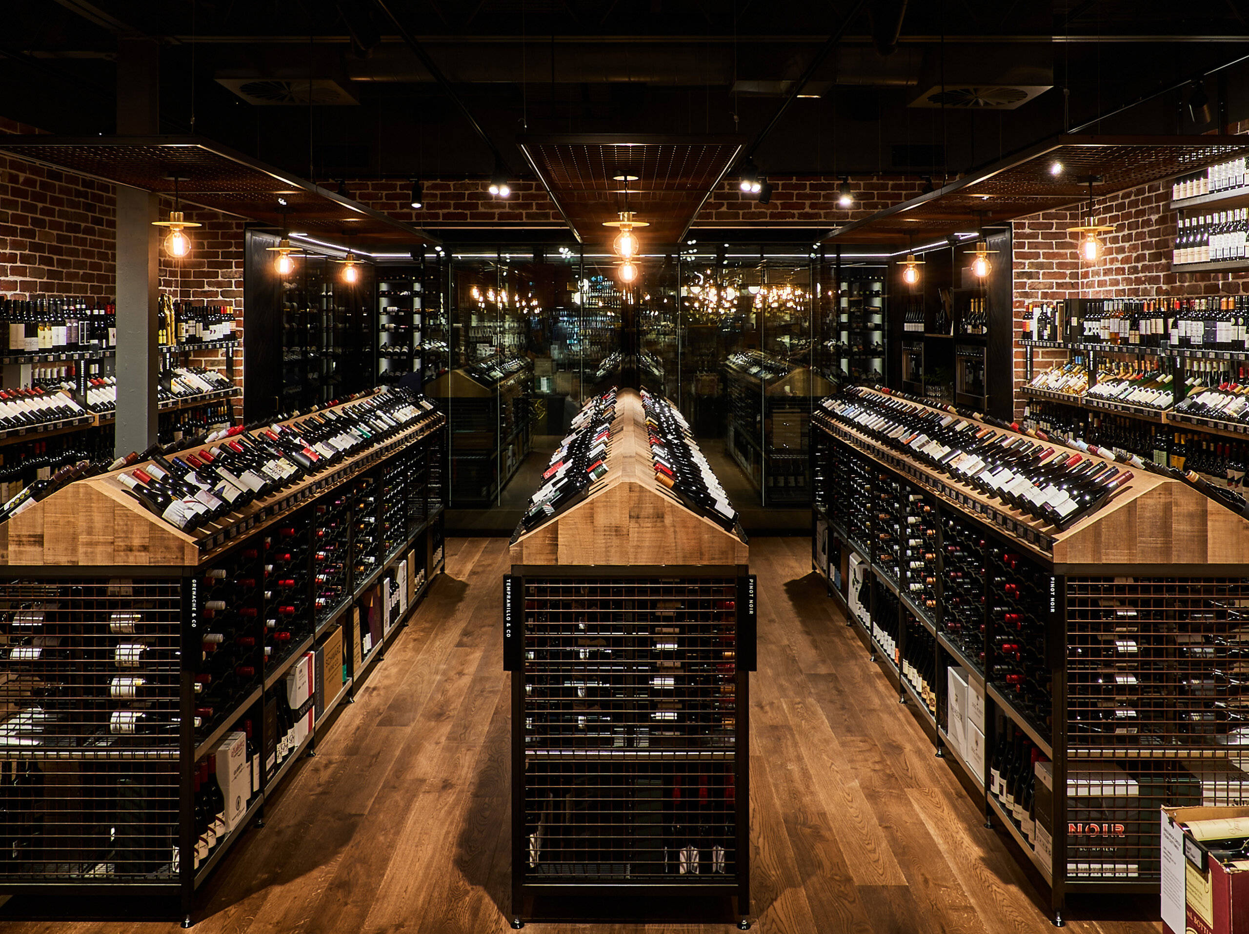 丹·墨菲斯兰科夫店

注：Dan Murphy's是澳大利亚知名的连锁酒业零售品牌，Lane Cove是具体一家店铺所在地点（可能是悉尼的一个地区兰科夫 ），通常品牌店铺名字可表达成某品牌某地店  丨i2C Architects,Twelve Architects-16