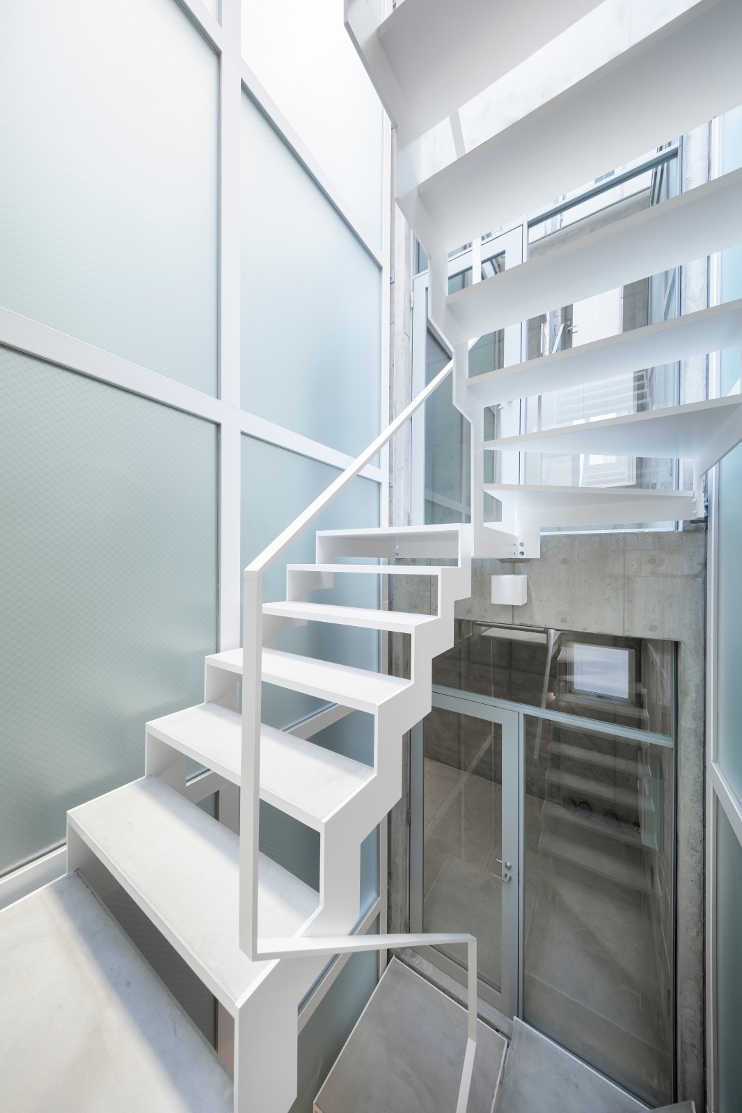 东京银座极简住宅，巷弄间的天空之光-5