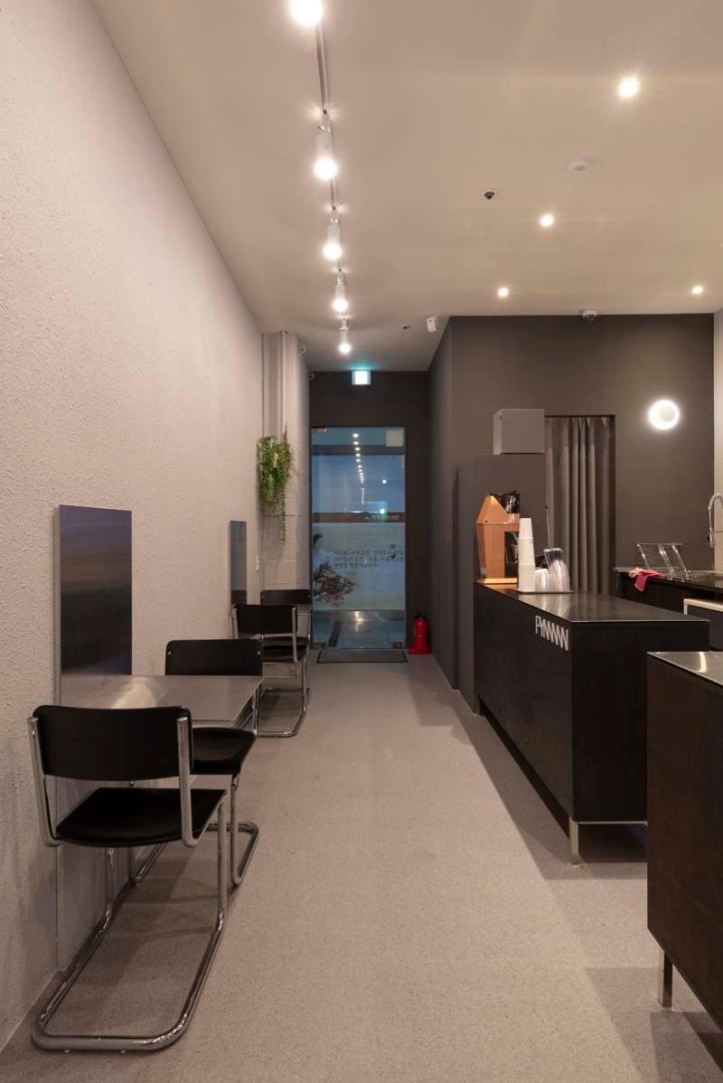 黑白光影中的 13 坪咖啡空间-3