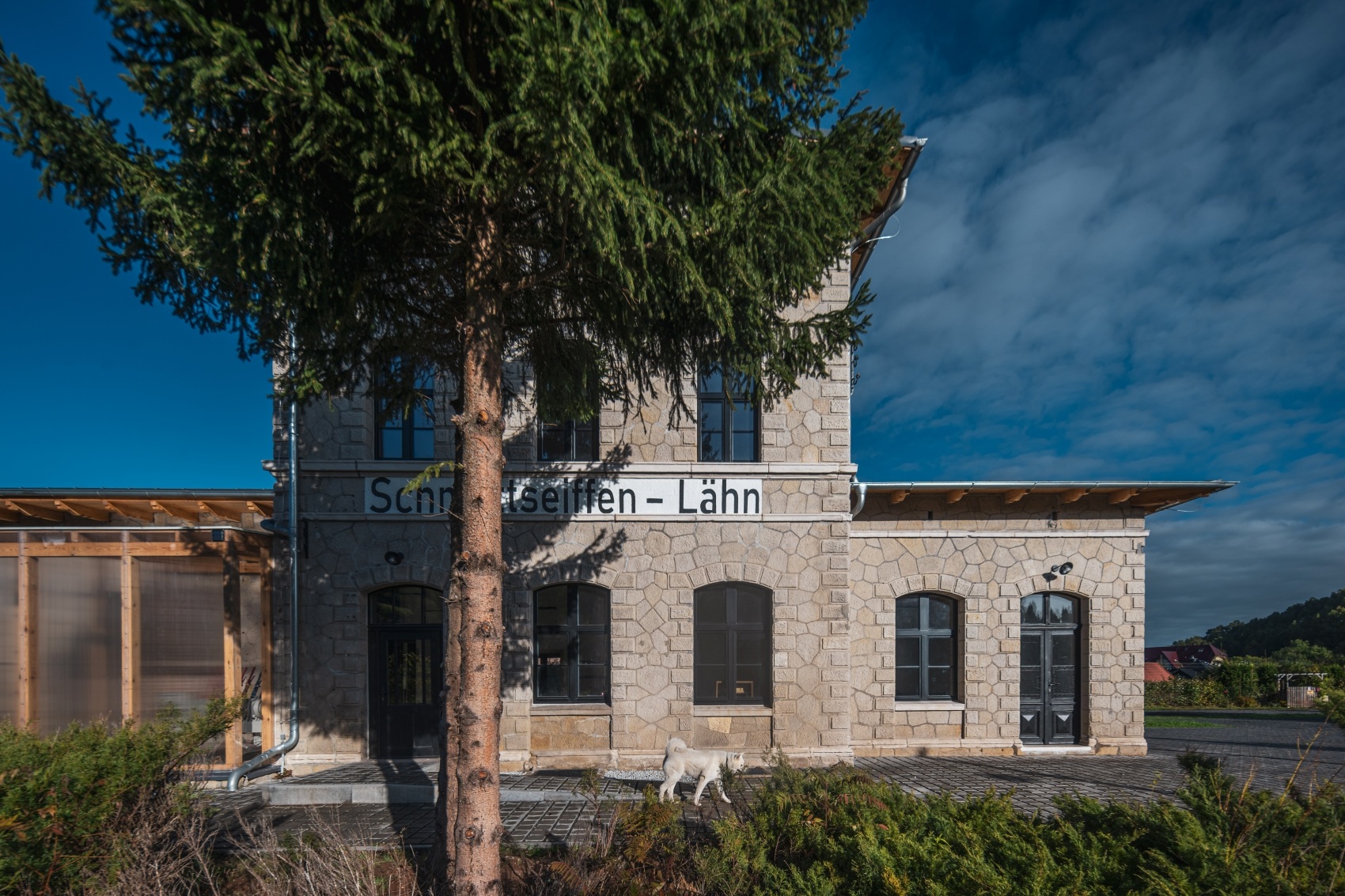 普瓦涅旧火车站改乡村活动中心丨利比里亚博米-0