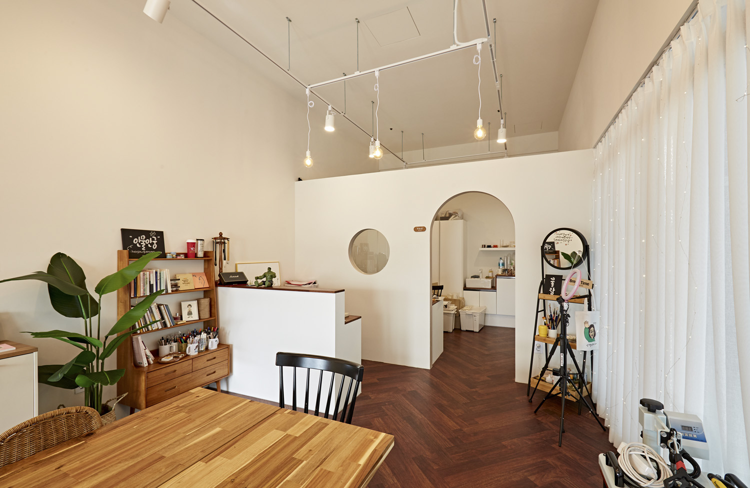 白色与木质，打造极简优雅办公空间-4