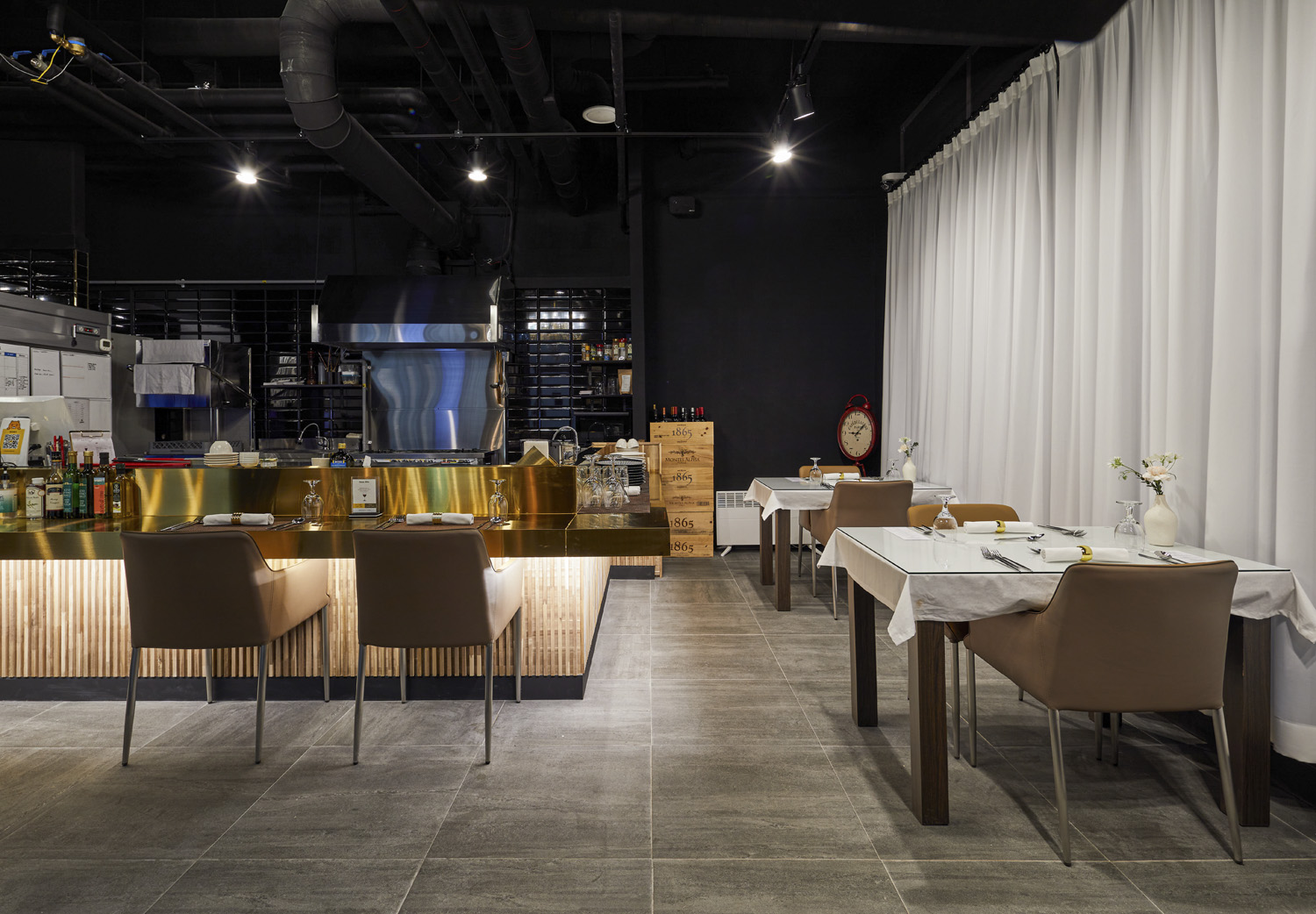 现代简约 20 平米餐厅设计，黑灰色调展现高级感-2