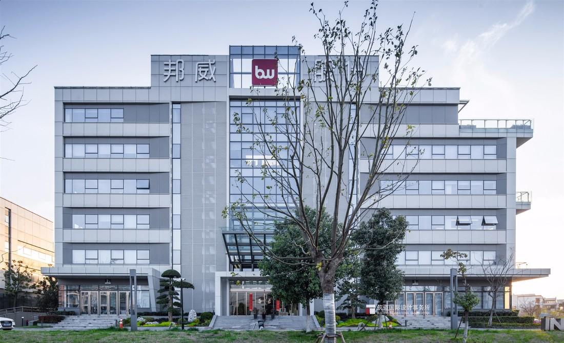 科技与人文共融的办公空间设计-0