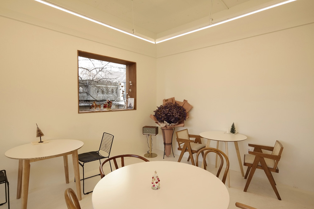 白色与木材的完美融合 | 20 平米咖啡厅的设计魅力-6