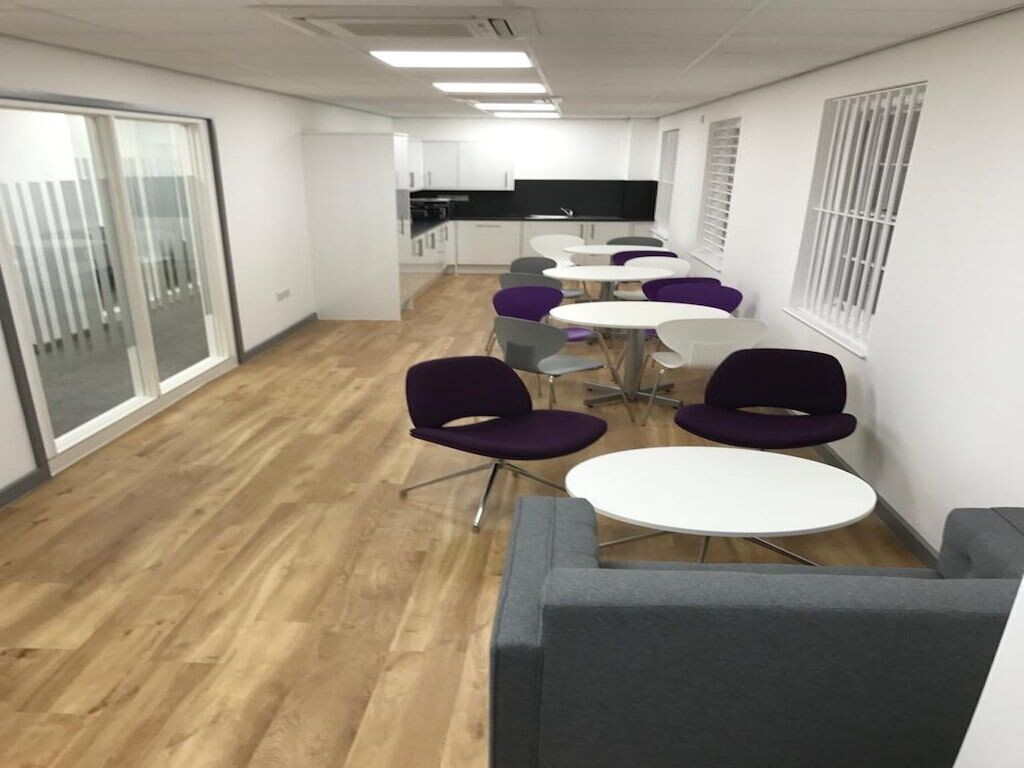 英国百年银行 Kent Reliance Maidstone 旗舰店设计-17