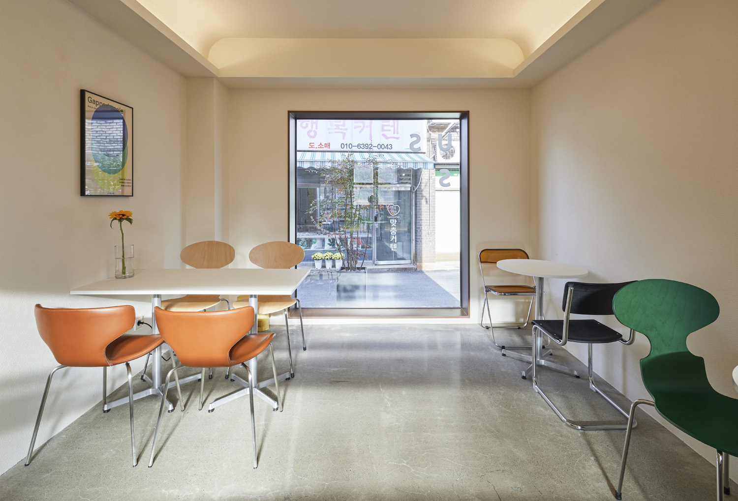 简约 37 平咖啡馆，白色与原木打造温馨空间-4