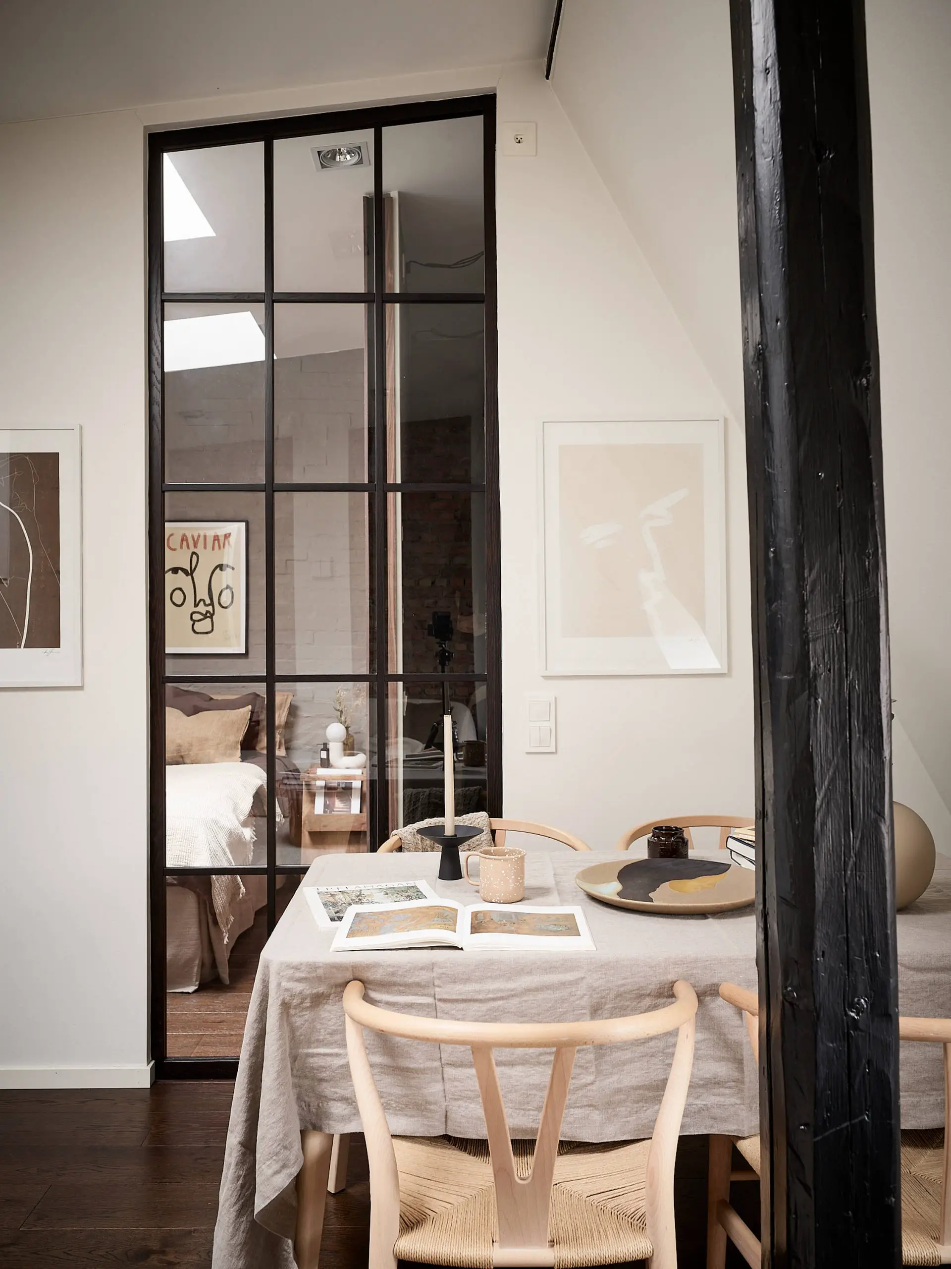 瑞典 1907 年老建筑的现代改造 | 巧妙利用梁柱的 42m2 公寓-2