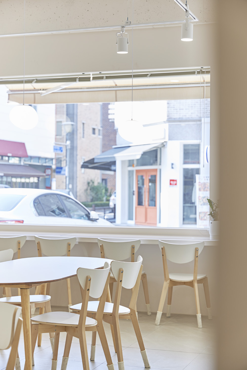 明亮氛围的 22 平米白色与木色调餐厅-14