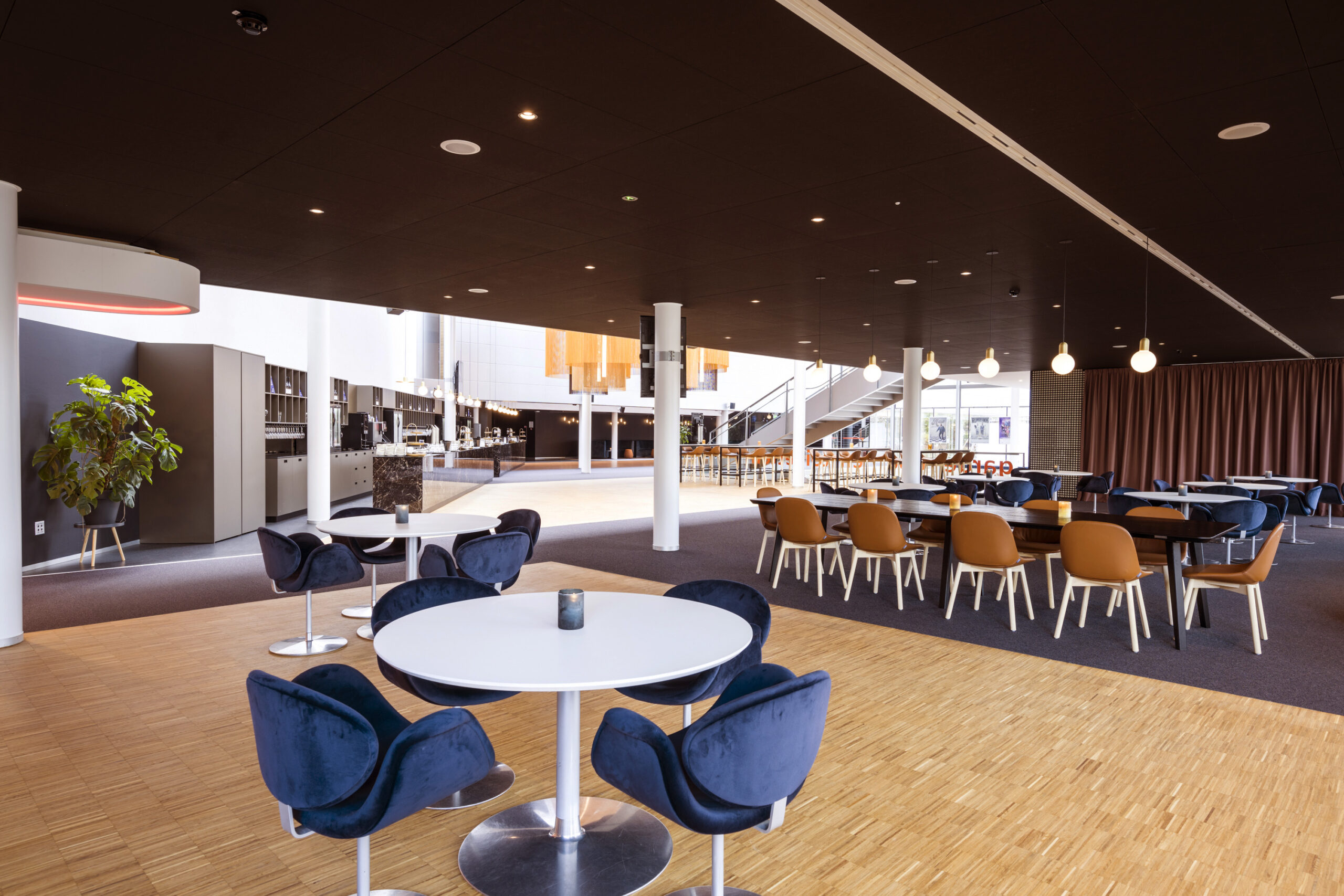 Foyer en VIP-lounge theater & congres Orpheus - HEYLIGERS architects-2