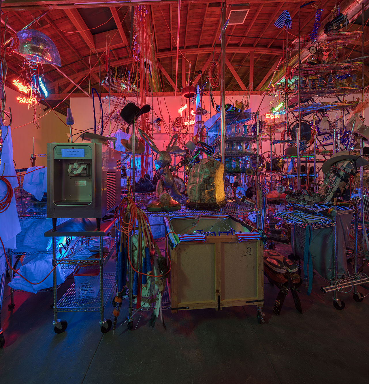 混沌中的诗意的 Jason Rhoades 装置艺术展-37