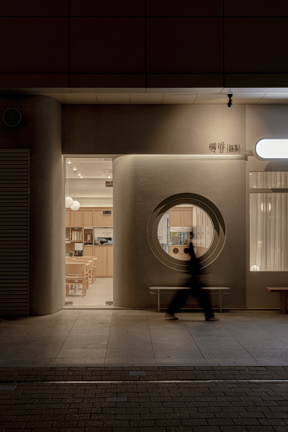 核餐吧 | 极简工业风打造 18 平美食空间-2