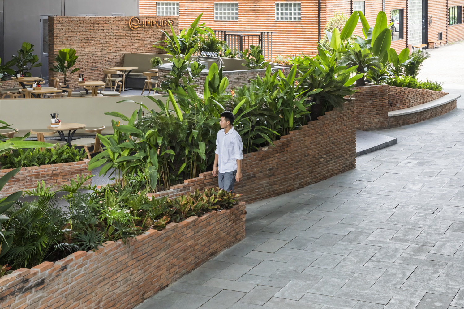 越南 IPPUDO 餐厅——绿植与木筷的多层空间叙事-22