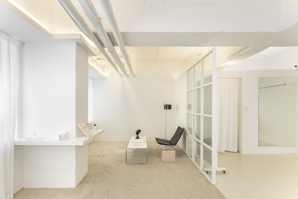 "白色与木色的高级 27 平米工作室"-13