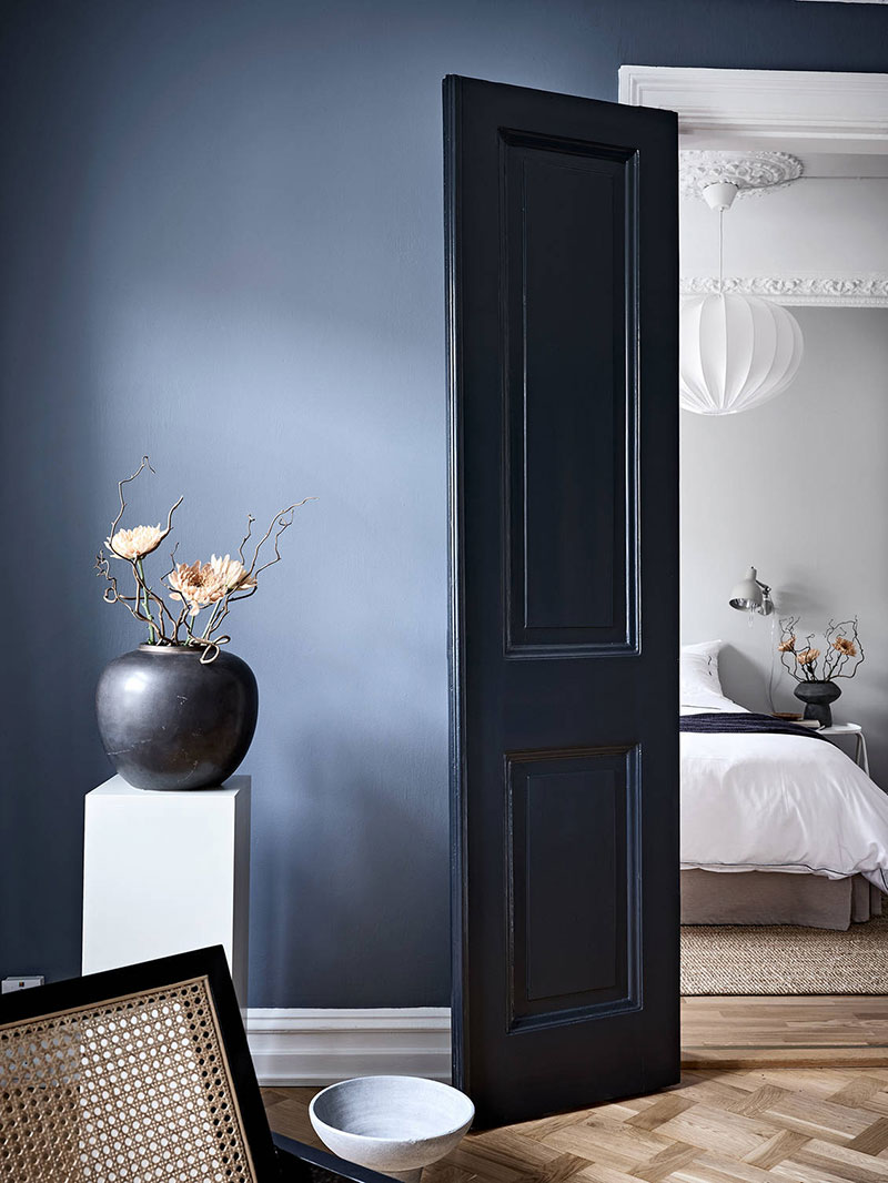 瑞典 70 平米蓝白公寓，深蓝墙面与白色装潢的完美搭配-9