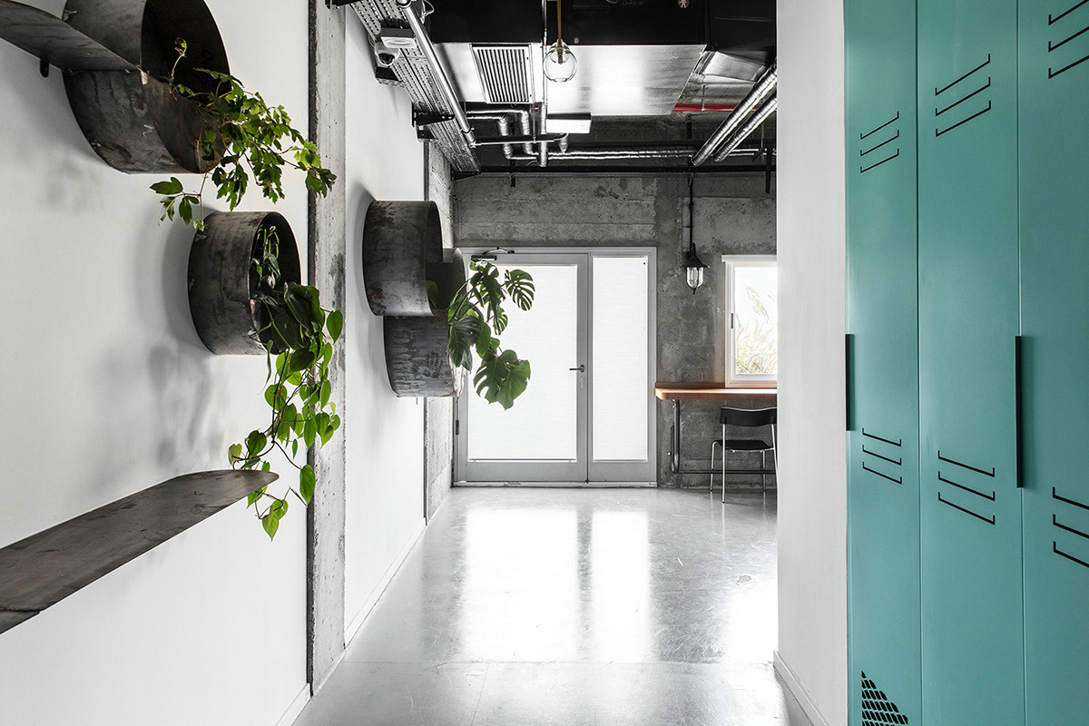 钢筋混凝土下的彩色办公空间-9