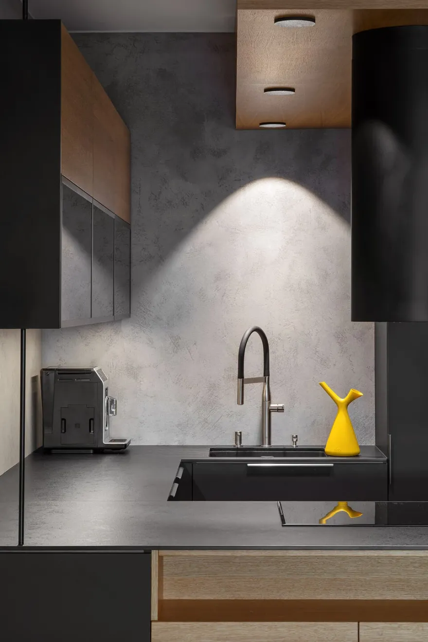 黑金工业风,捷克公寓中的宁静空间-15