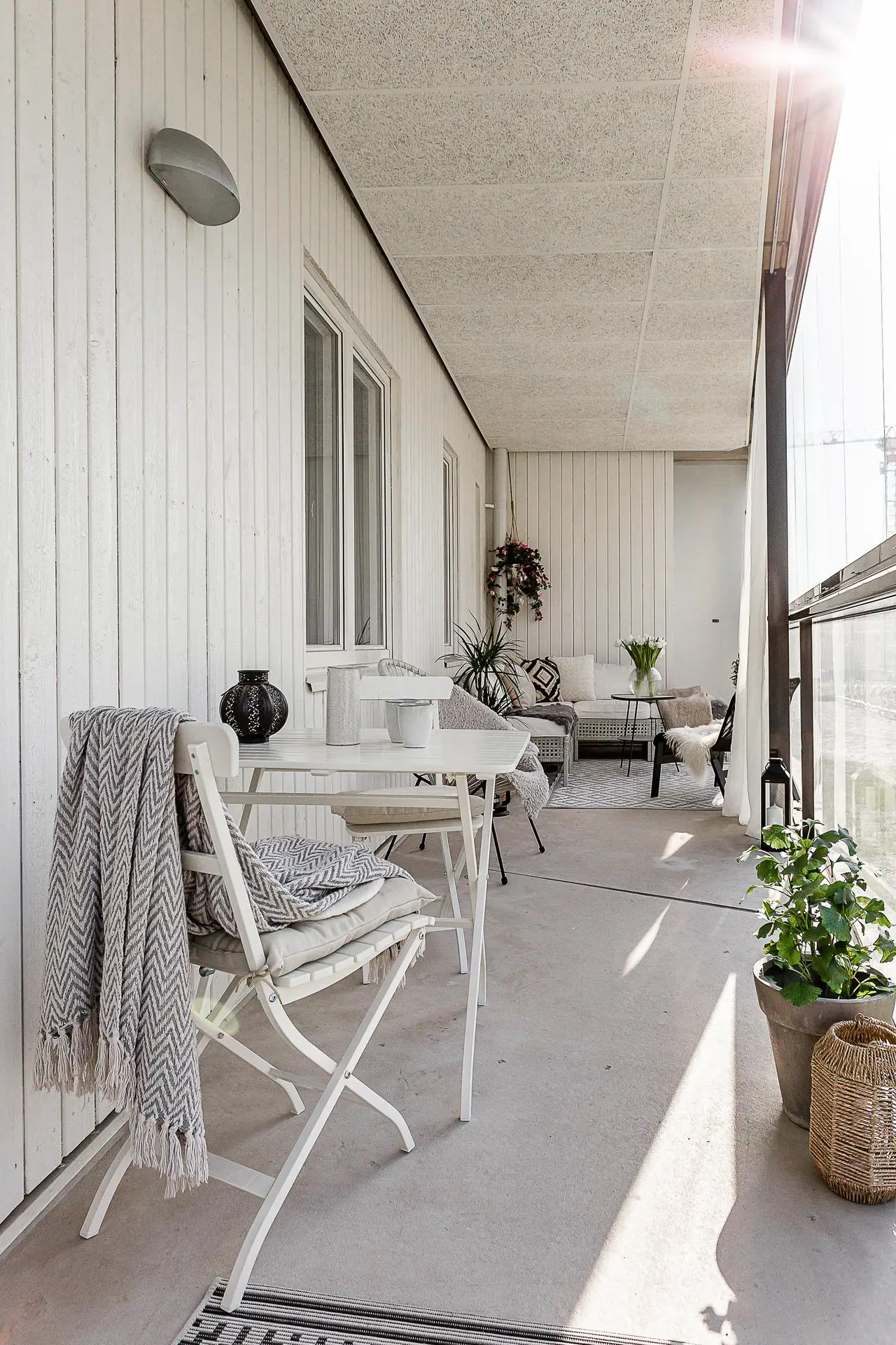 黑白灰打造时尚简约的 20 平米小阳台-3