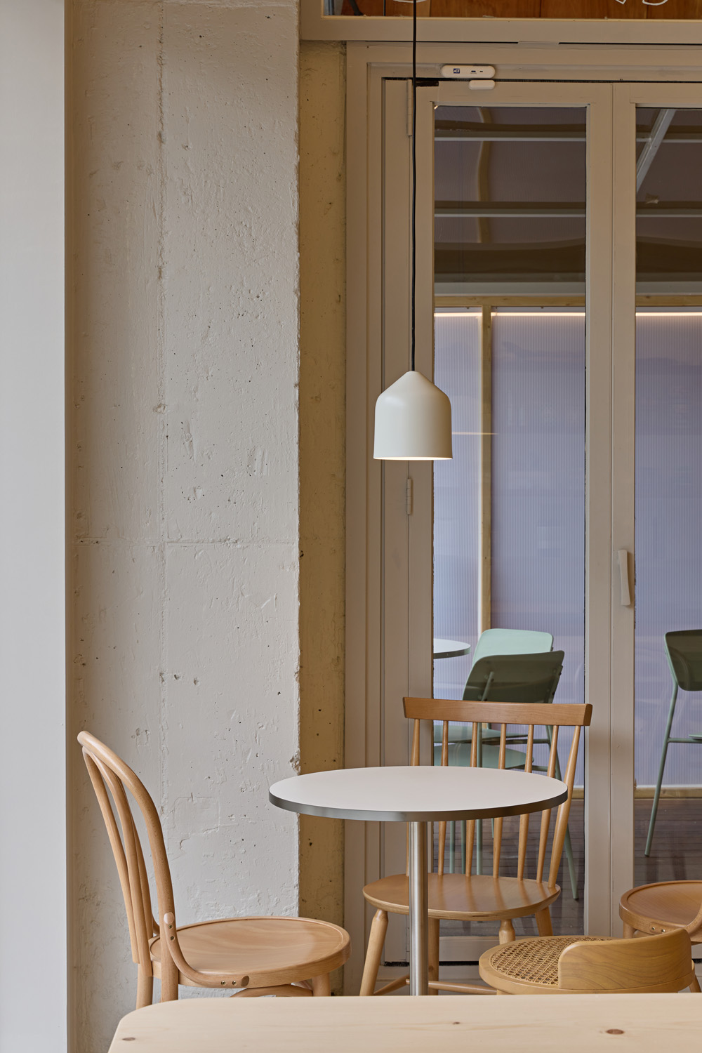 18 坪白色与木质调的休闲 Brunch 咖啡厅设计-14