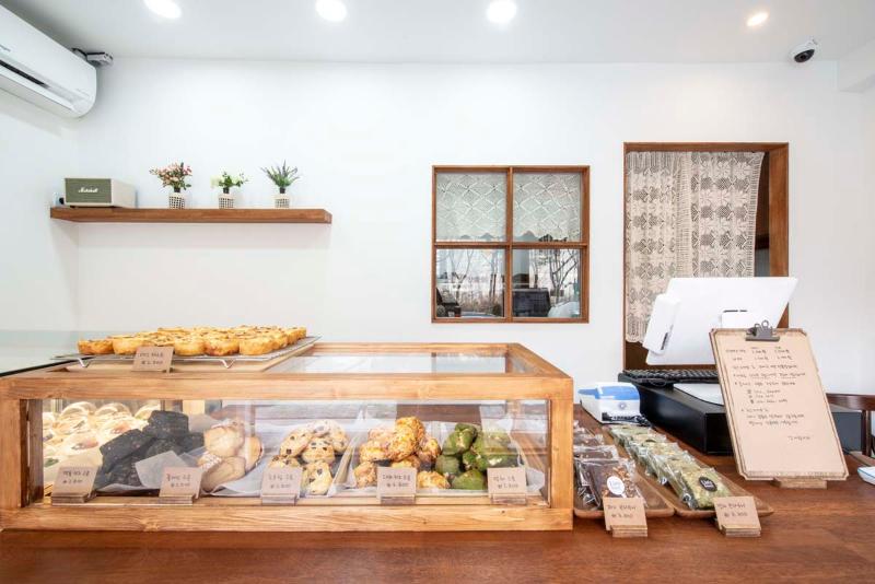 白色调 9 坪甜点店，木质点睛之美-6