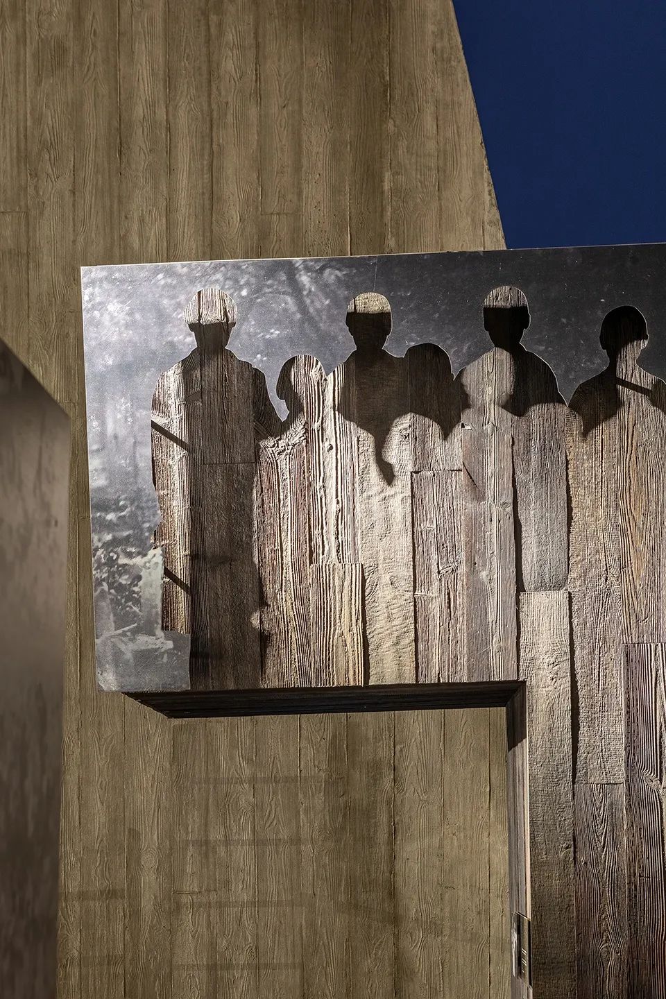 [Reship] 布满“裂痕”的混凝土雕塑-76