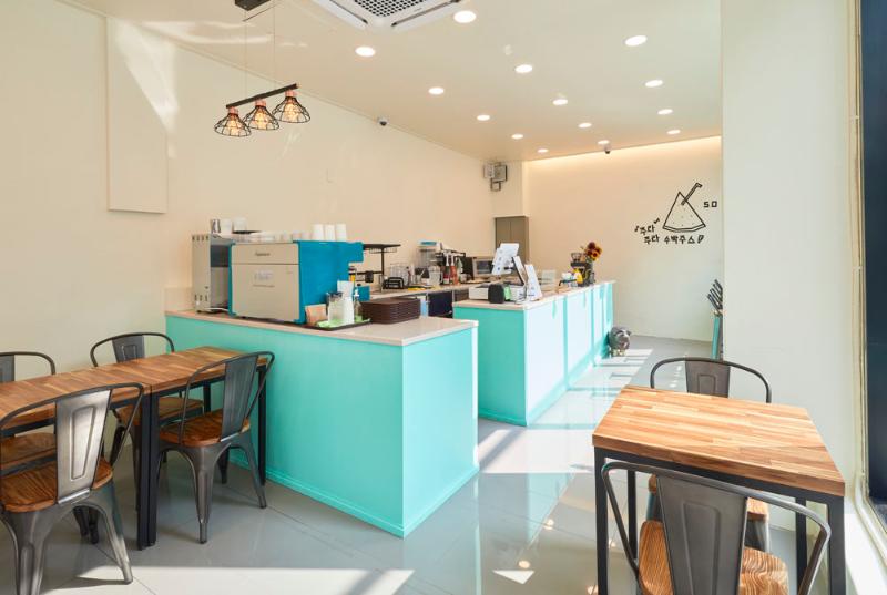 十平米咖啡店的缤纷色彩设计-7