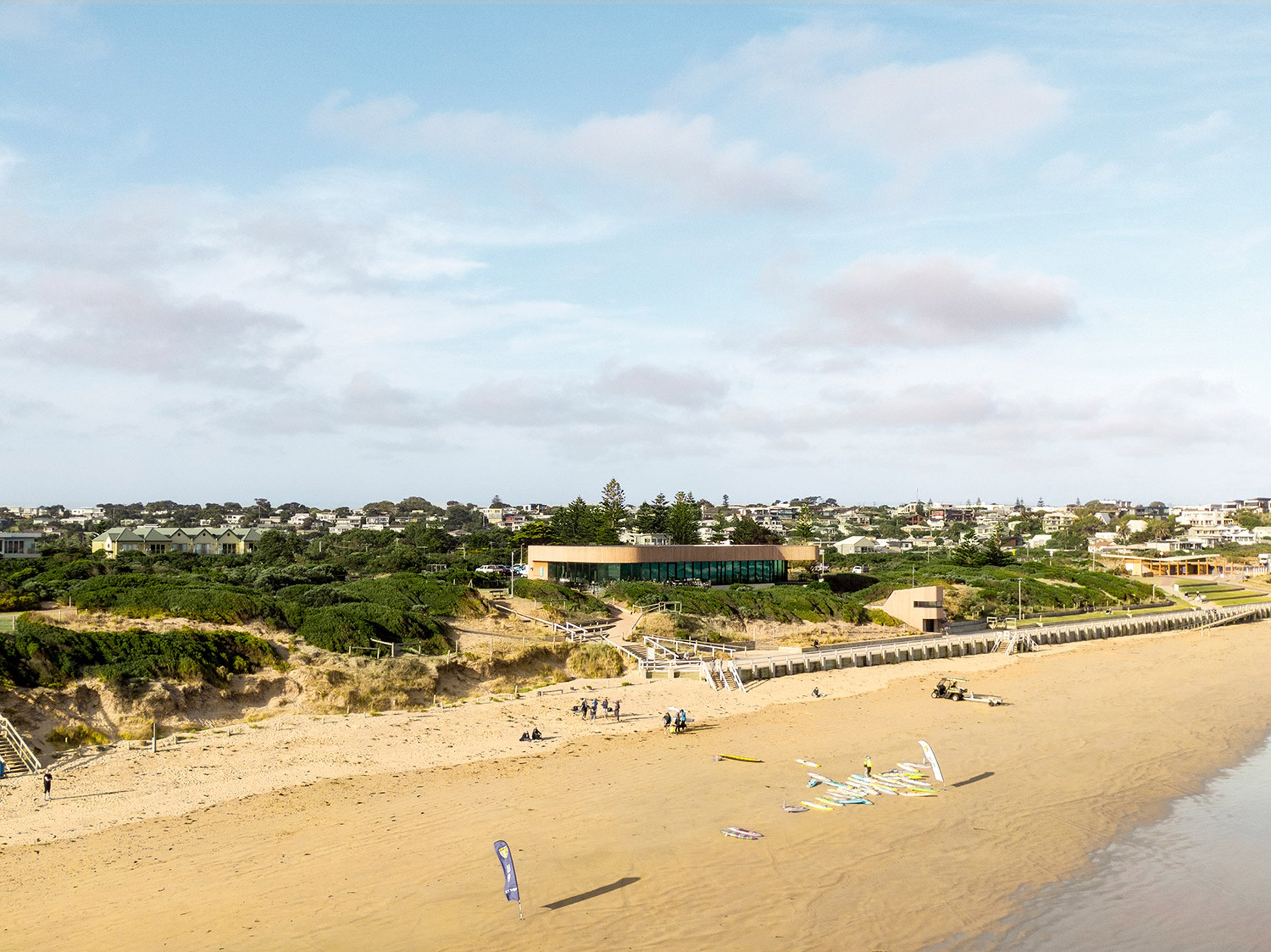 澳大利亚海岸线上的曲线木质建筑——Ocean Grove Surf Life Saving Club-8