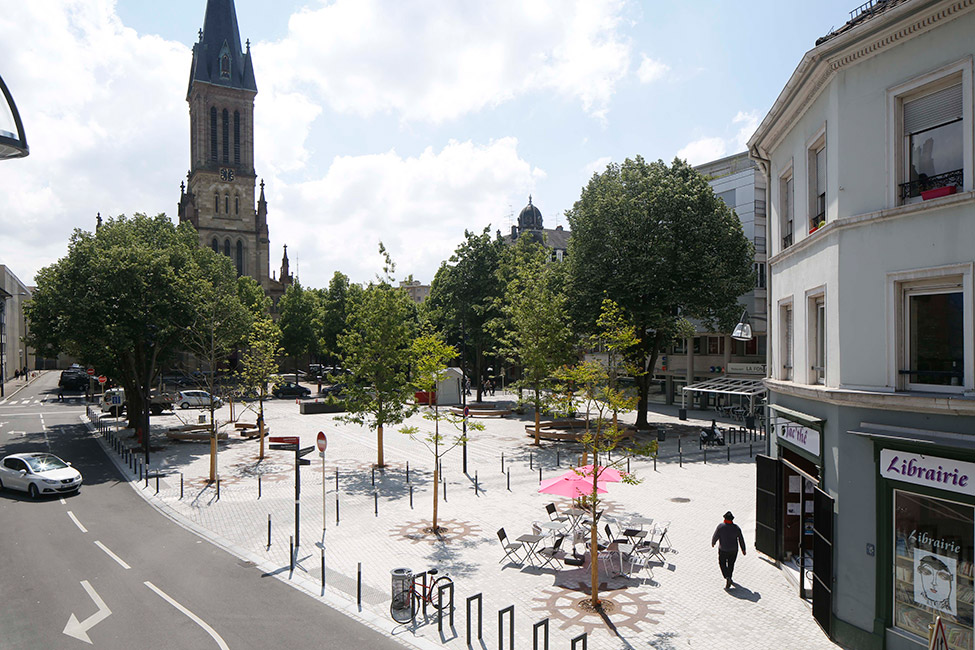 法国城市翻新之作 · 金属齿轮嵌入广场,激活历史古城-8