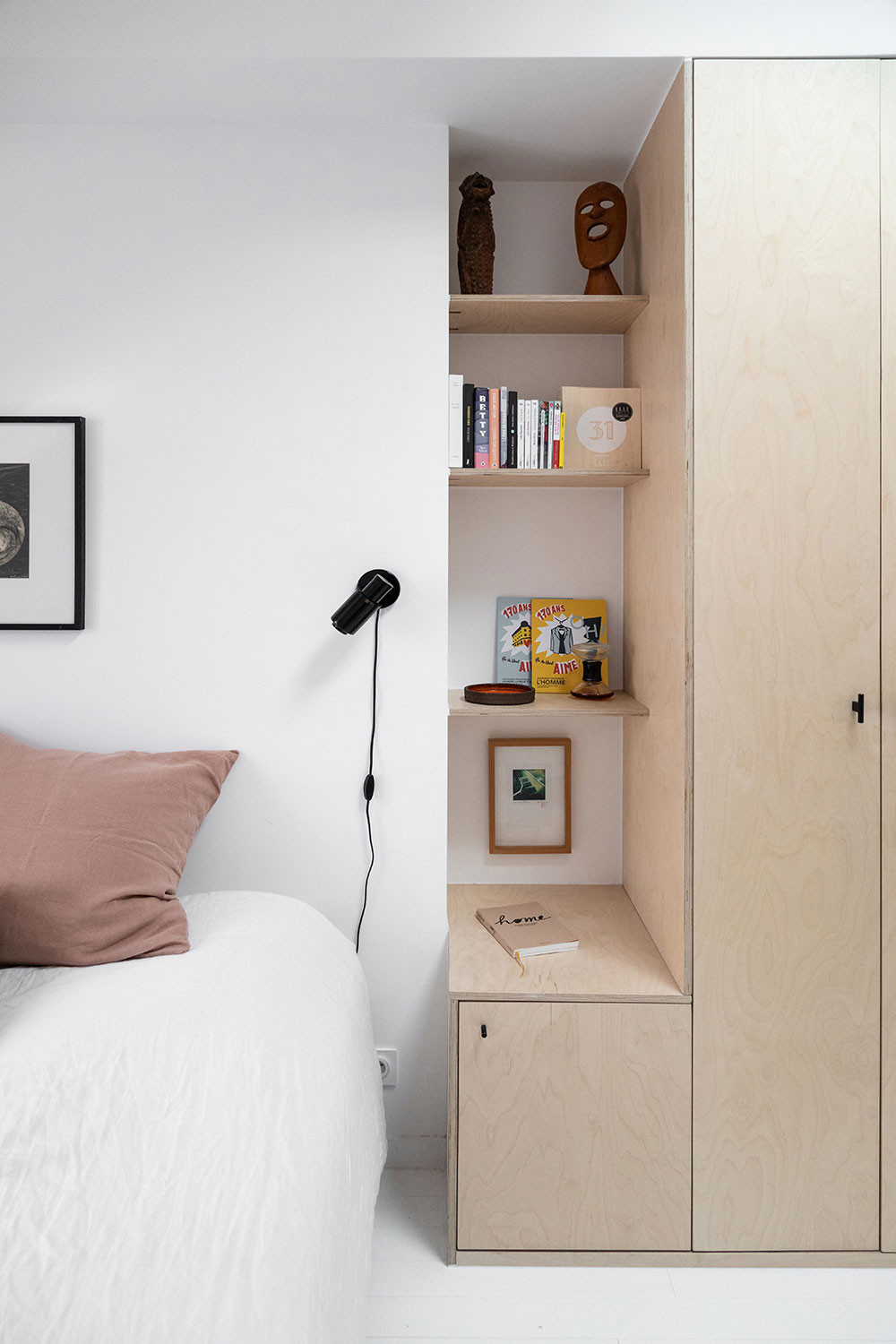 巴黎白色公寓 | 明亮装饰与绿色厨房的巧妙融合-17