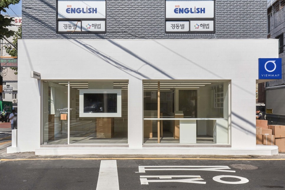 白色与木质，打造 15 平米眼镜店的极简魅力-3