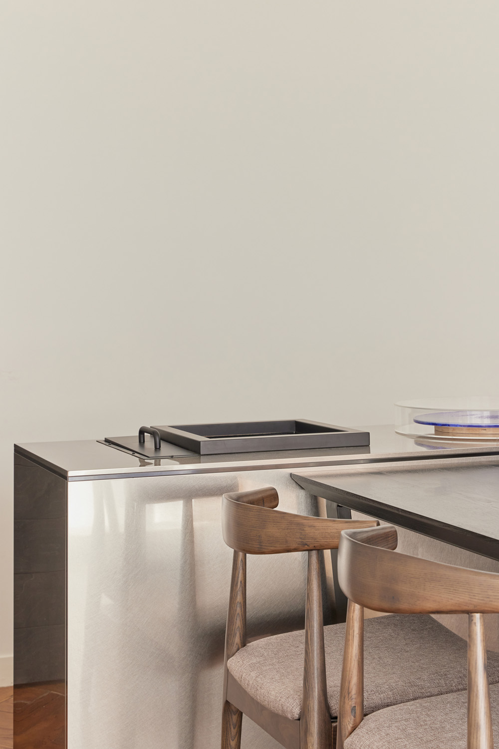 高级白色与木质，打造 92 分豪华室内空间-29