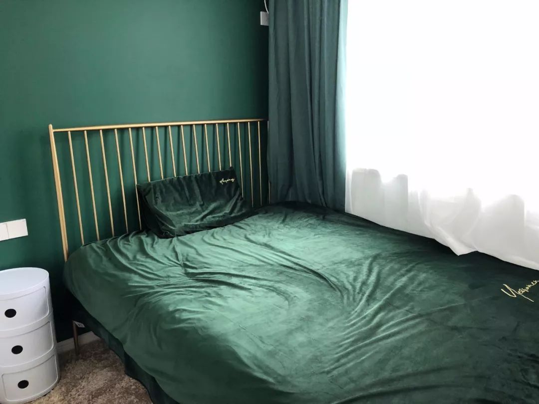 轻奢风卧室设计，黄铜色床铺打造高档氛围-22