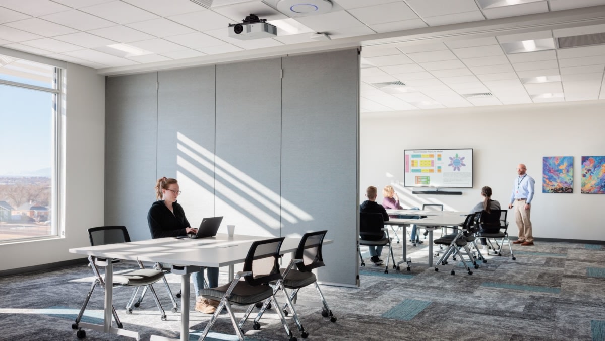 Pueblo 社区健康中心东部门诊丨美国科罗拉多丨RTA Architects-13