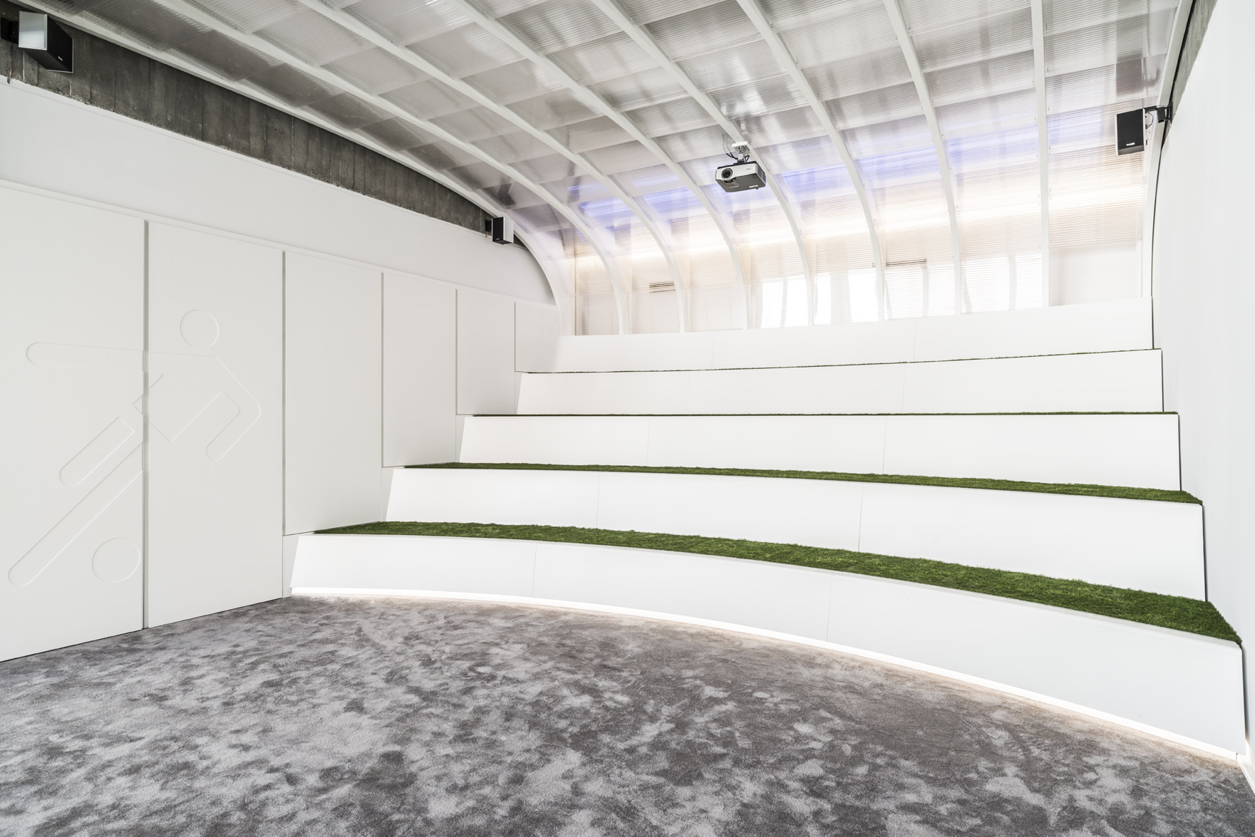 绿意盎然的足球主题办公室-32