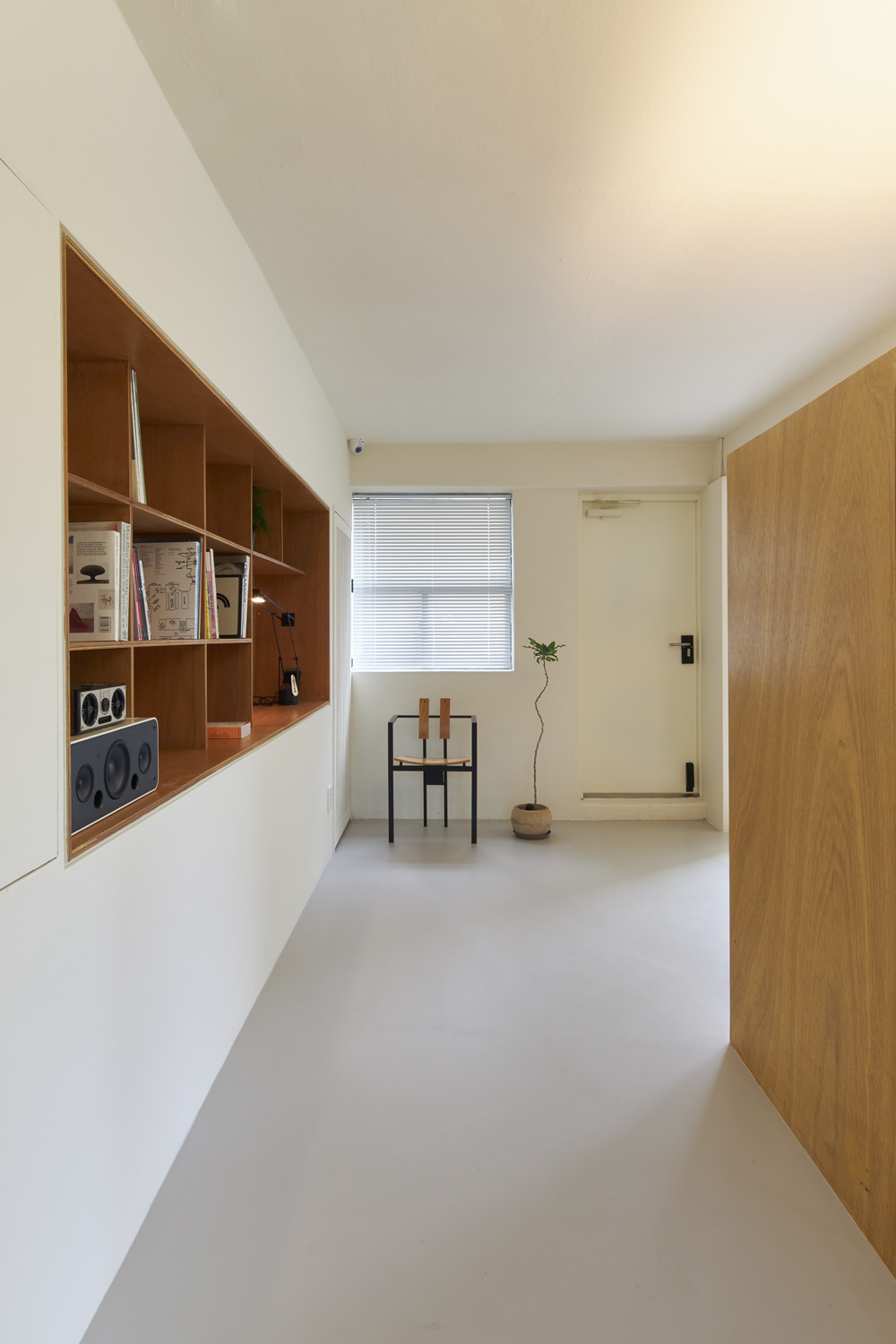 白色与木色，打造 24 平米共享办公室的极简魅力-12