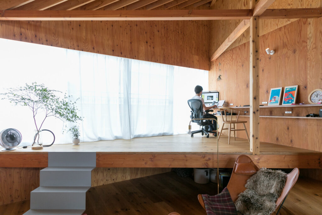 天井高５メートルの大開口斜めに架かった天井の棟木。シンプルかつ大胆なデザインの家 | Architecture | 100%LiFE-1