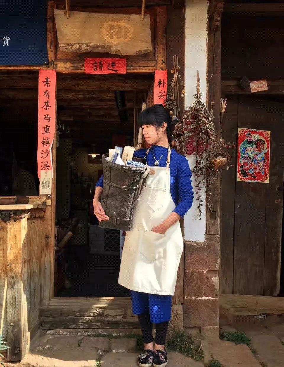 买不起房，小夫妻把牛棚改造成家，竟成300㎡大别墅还有150㎡花园菜地......-82