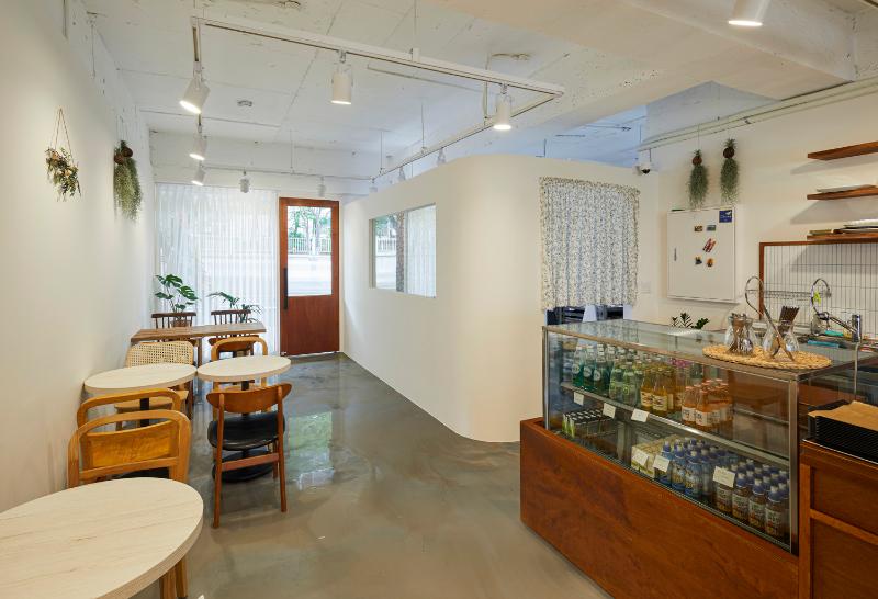 20 平米白色与木质元素咖啡厅设计-6