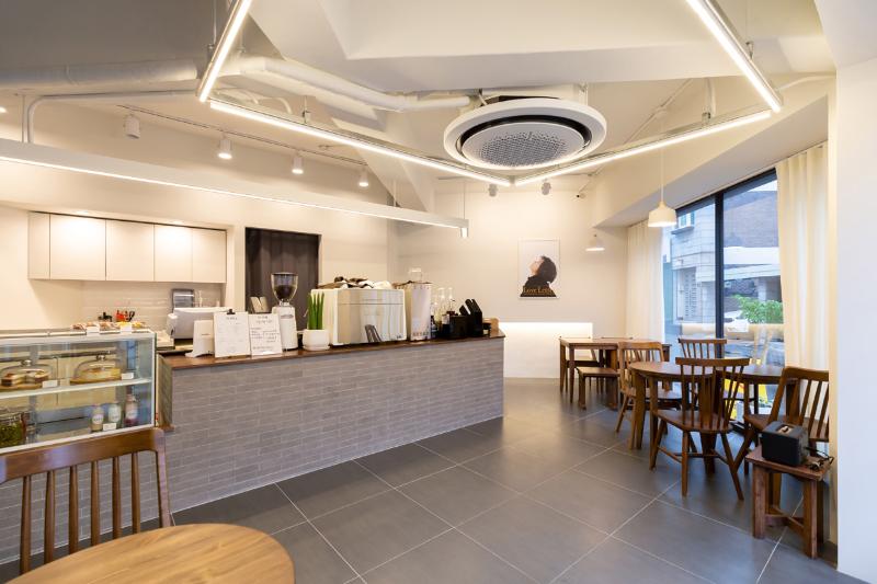 18 坪舒适空间，白色调与灰色点睛的咖啡馆设计-2