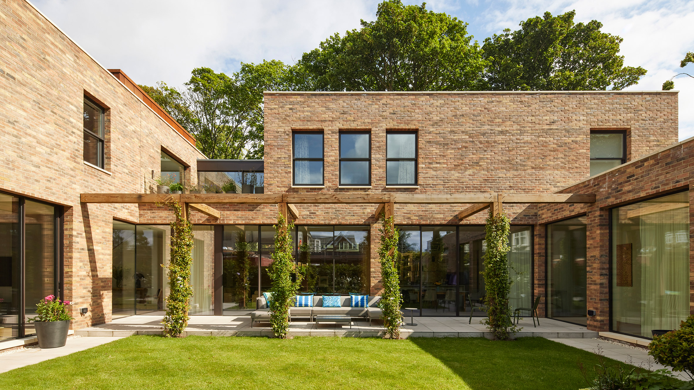 Newcastle“flatpack”庭院住宅丨英国-0