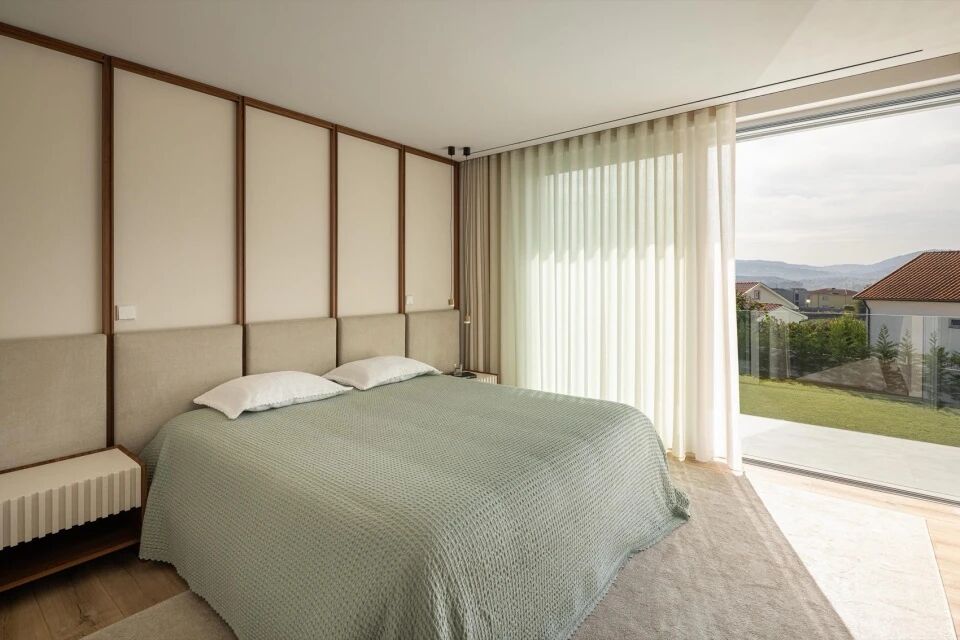 以自然采光与户外空间为核心   极简白色住宅  Arquitetura501-86