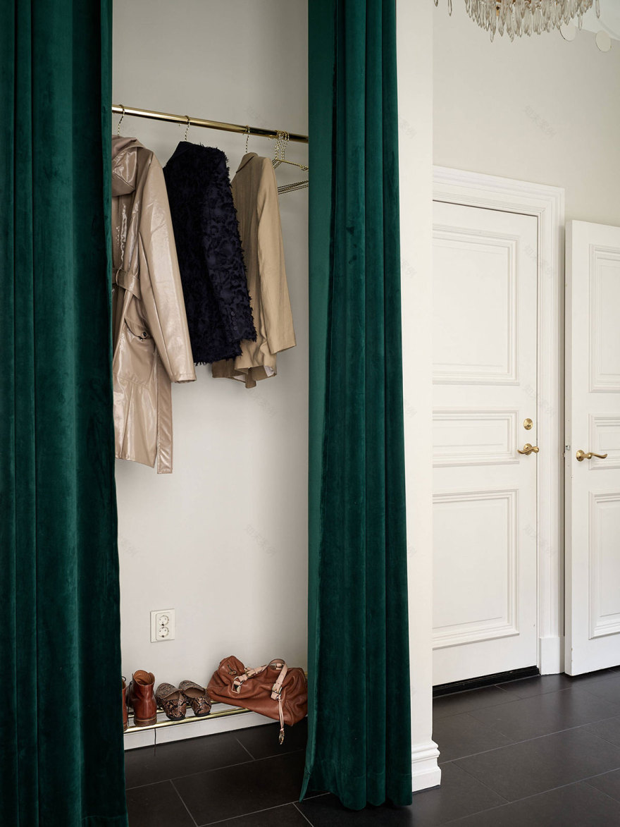 黑色地板和柔和的女性化装饰:哥德堡的宜人公寓-19