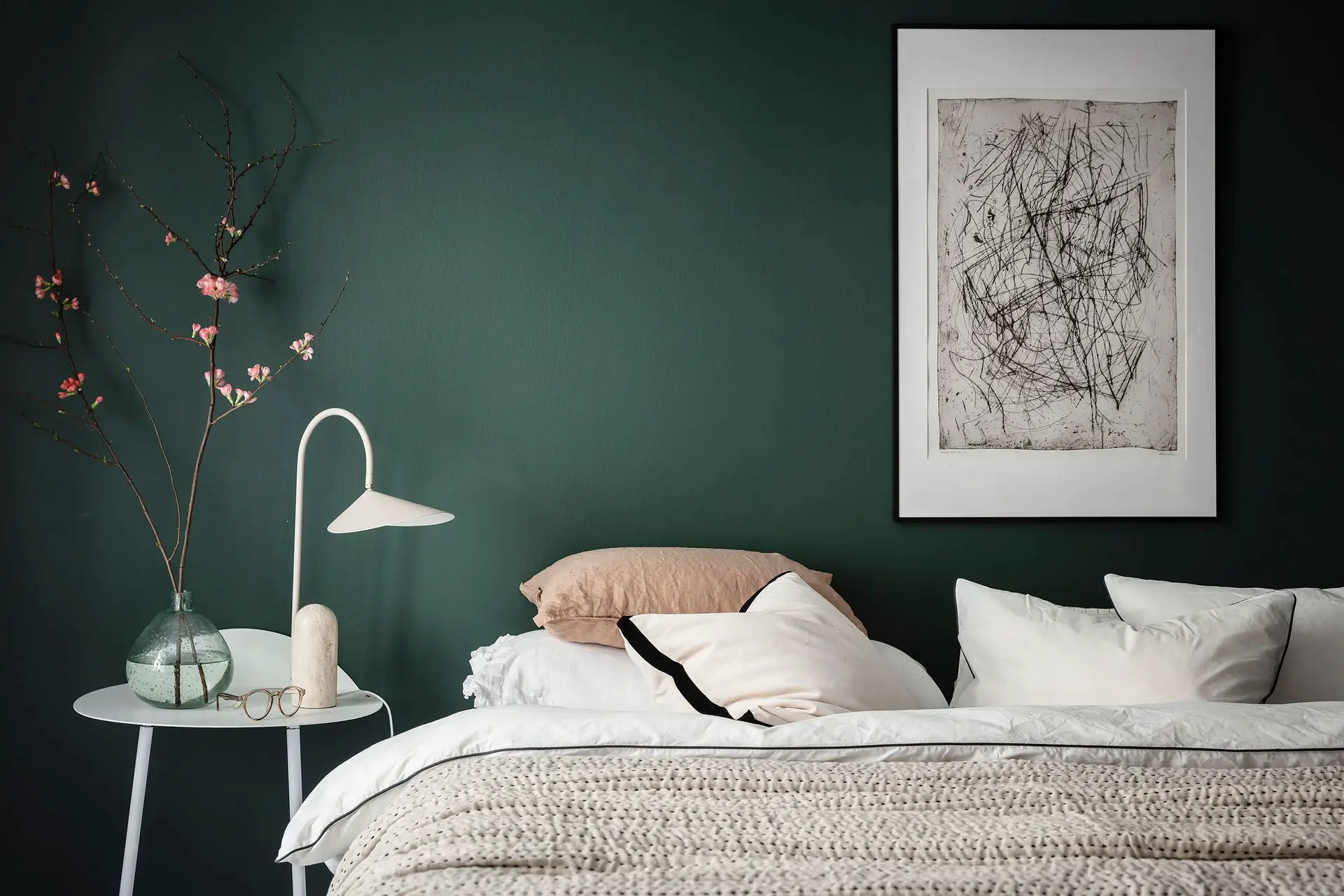 一墙绿意 | 打破中性空间的独特设计-15