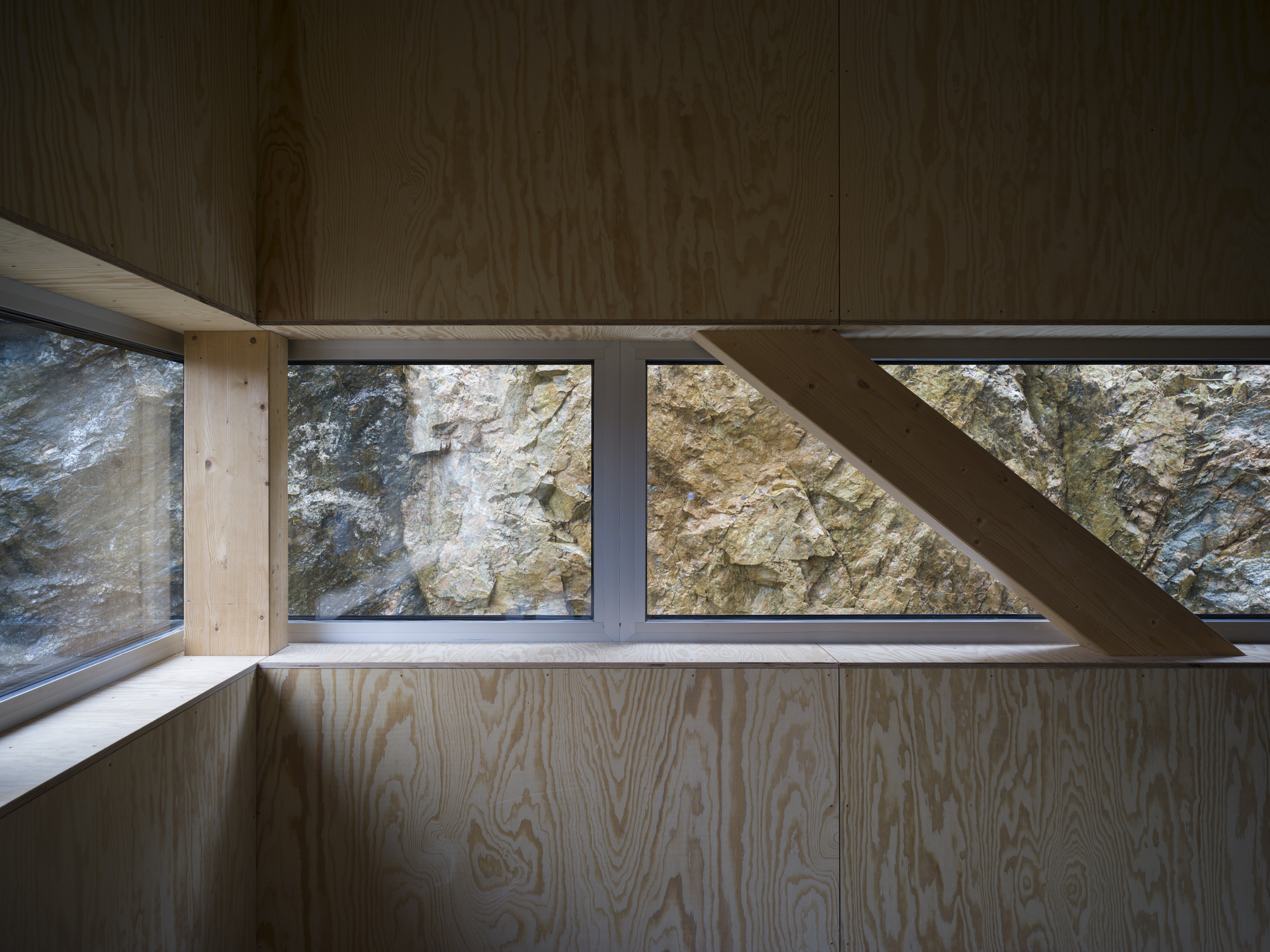 挪威别墅设计，岩石与玻璃的现代演绎-13
